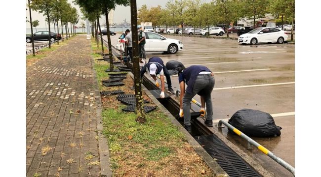 Büyükşehir ekipleri yağışa karşı mücadele ediyor
