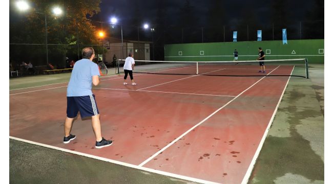 Büyükşehir tenis severleri buluşturdu
