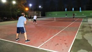 Büyükşehir tenis severleri buluşturdu