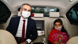 Çiftçi, küçük Elif'i okula bıraktı