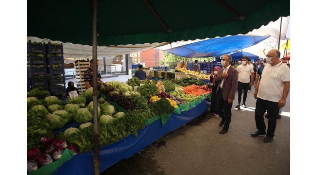 Çiftçi pazarı gezdi, esnafları dinledi