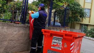 Çöpteki bayrağı çıkarıp duvara asan temizlik işçisi ödüllendirildi