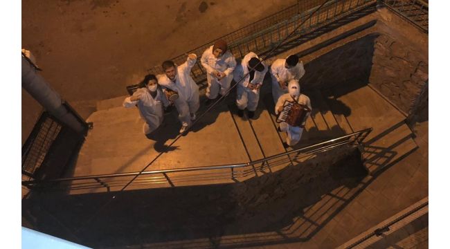 Covid-19 hastası kadına arkadaşlarından beyaz tulum ve meşaleli sürpriz