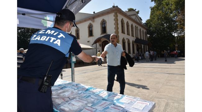 Cuma namazı öncesi ücretsiz maske dağıtıldı