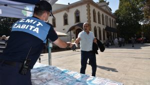 Cuma namazı öncesi ücretsiz maske dağıtıldı