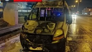 D-100'de seyir halindeki minibüs alev alev yandı
