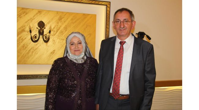 Düğünde toplanan takıları Kızılay'a bağışladılar
