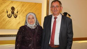 Düğünde toplanan takıları Kızılay'a bağışladılar