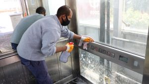 Duraklar ve yaya üstgeçitleri dezenfekte ediliyor