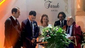 Emine Zeybek evlendi
