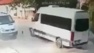 Ezdiği kedi can çekişirken bir kez daha üzerinden geçti