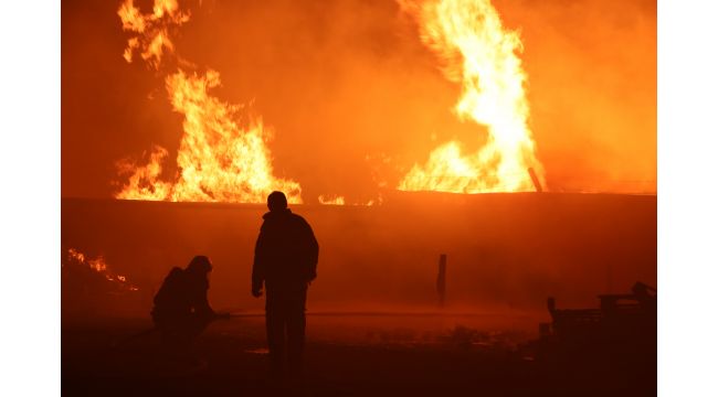 Gebze’de palet fabrikası alevlere teslim oldu
