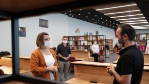 Gençler istedi, Başkan Hürriyet kütüphanenin saatini uzattı