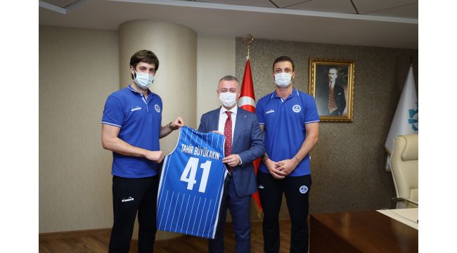 Kağıtsporlu basketbolcular başkan Büyükakın’ı ziyaret etti