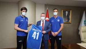 Kağıtsporlu basketbolcular başkan Büyükakın’ı ziyaret etti
