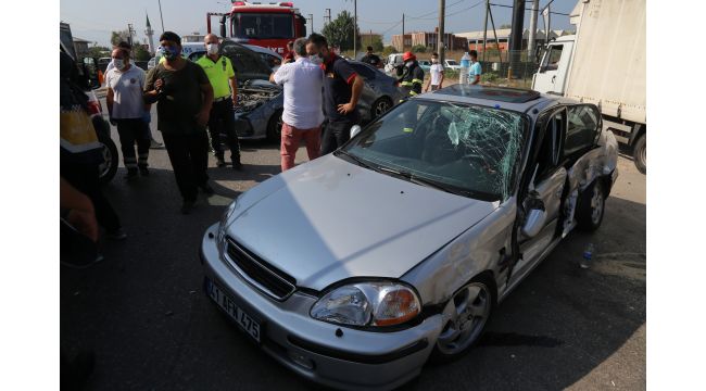 Kocaeli'de 2 otomobil çarpıştı: 3 yaralı