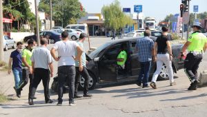 Kocaeli’de iki otomobil çarpıştı: 1’i çocuk 2 yaralı