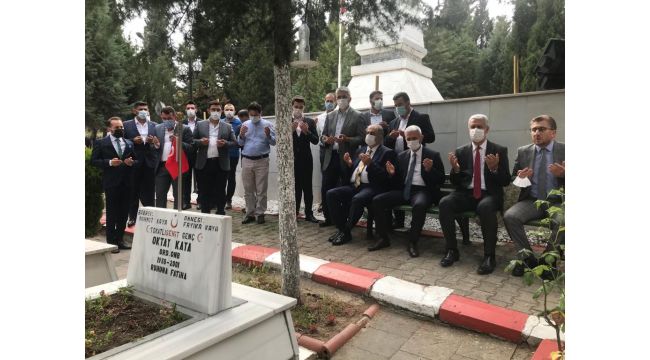 Mazbatayı alır almaz şehitliğe ve türbeye gittiler
