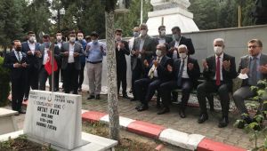 Mazbatayı alır almaz şehitliğe ve türbeye gittiler