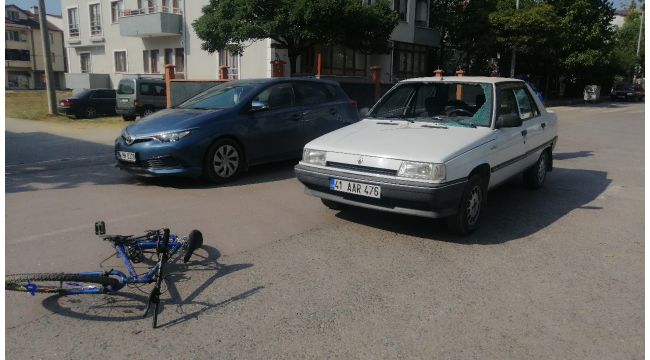 Otomobilin çarptığı bisikletli aracın camından içeri girdi