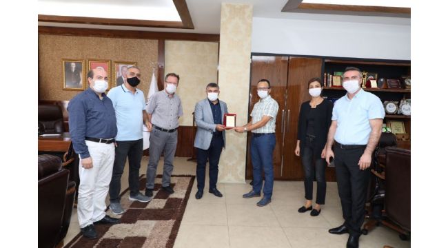Sağlıkçılardan Başkan Şayir’e teşekkür plaketi