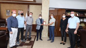 Sağlıkçılardan Başkan Şayir’e teşekkür plaketi