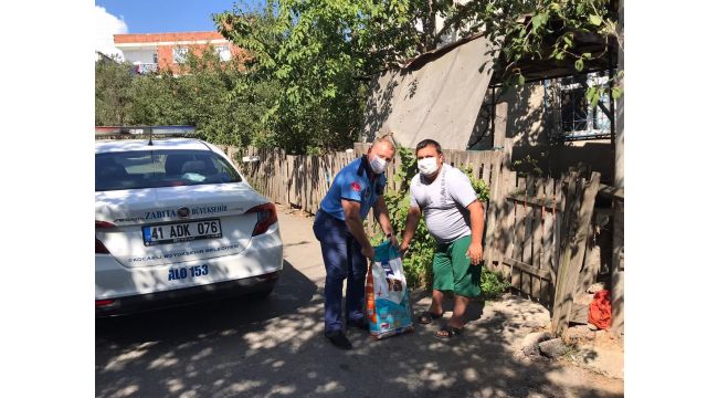 Sahiplendiği köpeğin maması Kocaeli Büyükşehir’den