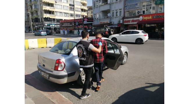 Sahte polis ve savcılar dolandırıcılık paralarını çekerken yakalandı