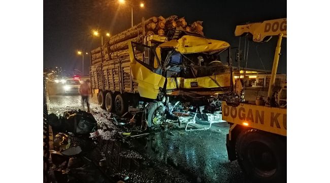 Tıra arkadan çarpan tomruk yüklü tır hurdaya döndü