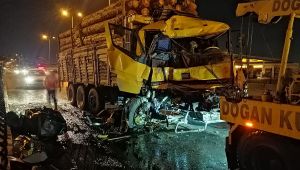 Tıra arkadan çarpan tomruk yüklü tır hurdaya döndü