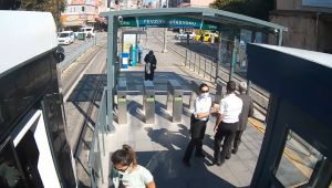 Tramvay güvenlik personelinden örnek davranış