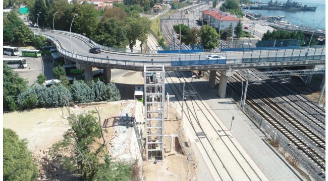 Tramvay güzergahına üç üst geçit birden