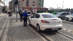 Tramvay yoluna park edilen araçlar çekiliyor