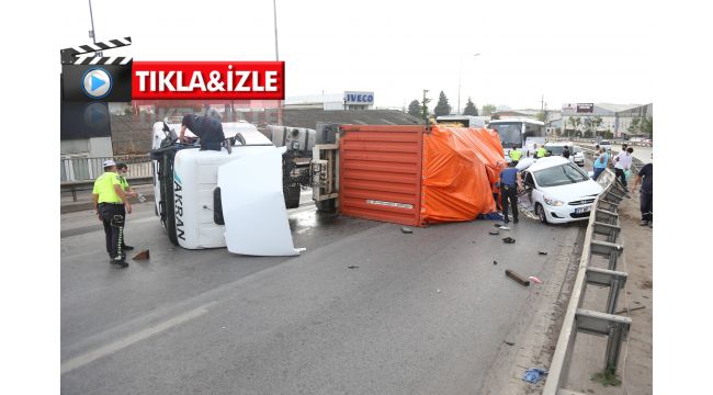 Virajı alamayan tır otomobili hurdaya çevirdi