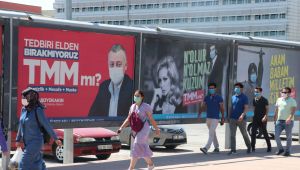 Yeşilçam'ın unutulmaz isimlerinin yer aldığı afişleri gören maskesini takıyor