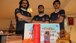 Atölyeye dönüştürdükleri evde model uydu yaptılar