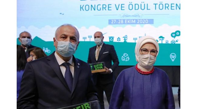 Büyükgöz, Emine Erdoğan'ın elinden ödül aldı