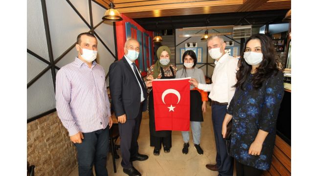 Büyükgöz ve Kaya esnafa Türk Bayrağı hediye etti
