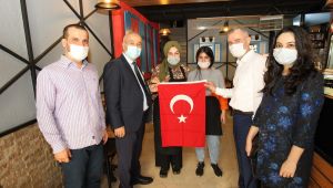 Büyükgöz ve Kaya esnafa Türk Bayrağı hediye etti