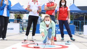 Büyükşehir vatandaşları Floor Curling ile tanıştırdı