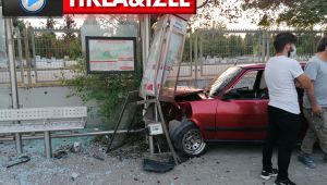 Drift yapan sürücü otobüs durağına daldı: 3 yaralı