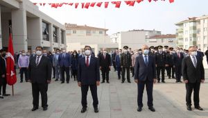 Gebze'de Cumhuriyet Bayramı için çelenk sunuldu