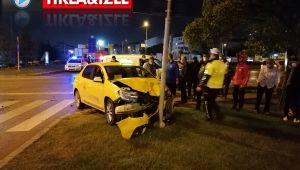 Gebze’de hafif ticari araç ile taksi çarpıştı: 2 yaralı
