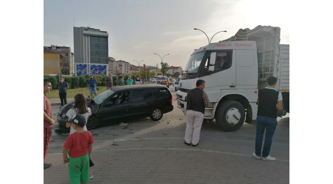 Gebze'de otomobil ile kamyon kafa kafaya çarpıştı