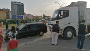 Gebze'de otomobil ile kamyon kafa kafaya çarpıştı