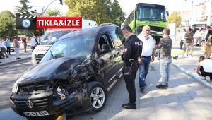 Hafif ticari araç ile çarpışan halk otobüsü şaha kalktı