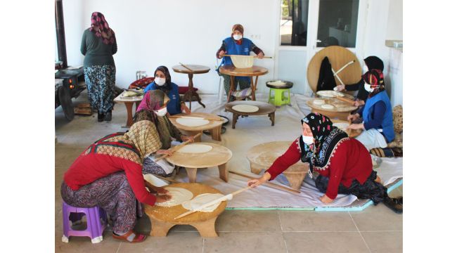 Kadınlar cami yaptırabilmek için yufka satıyor, tuğla taşıyor