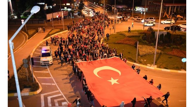 Kartepe'de Cumhuriyet Bayramı'na özel fener alayı