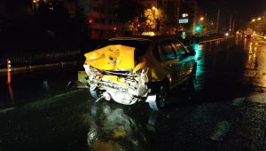 Kırmızı ışıkta bekleyen taksiye kamyonet çarptı
