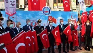 Kocaeli dağıtılan 97 bin Türk bayrağı ile sokaklar kırmızı beyaza büründü